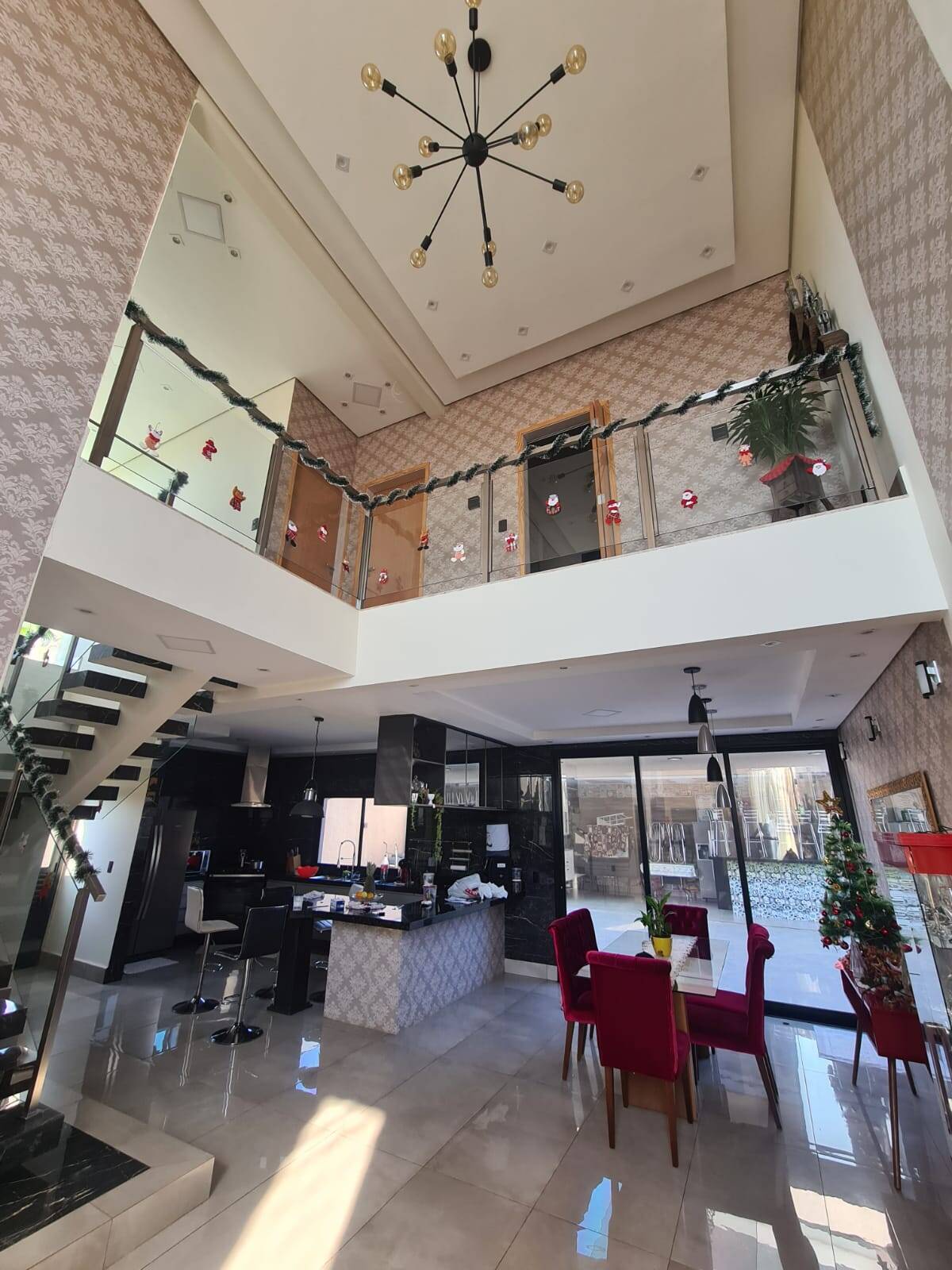 Casa de Condomínio à venda e aluguel com 3 quartos, 250m² - Foto 1